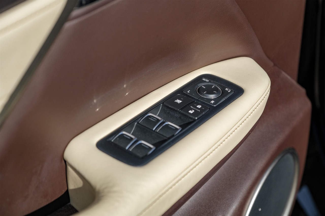 Lexus RX 350 Vehicle Main Gallery Image 43