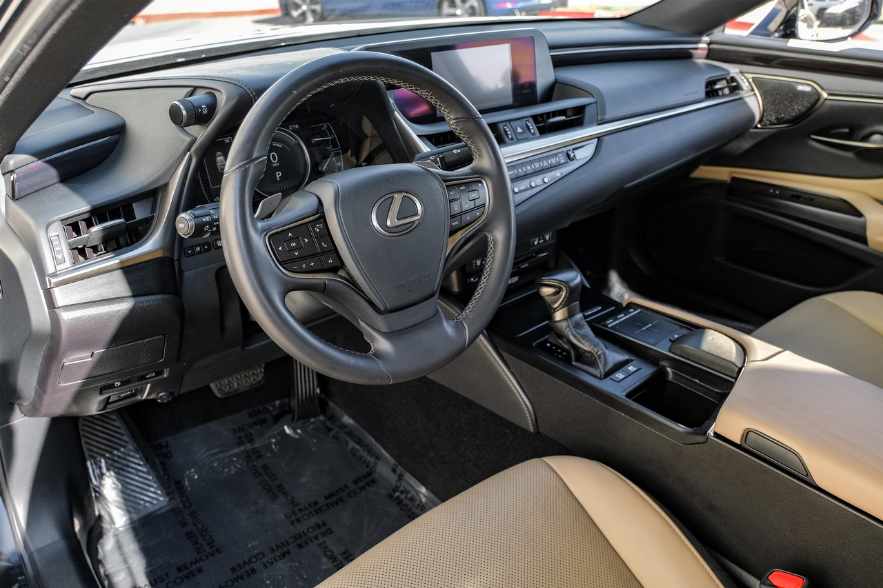 Lexus ES Vehicle Main Gallery Image 03
