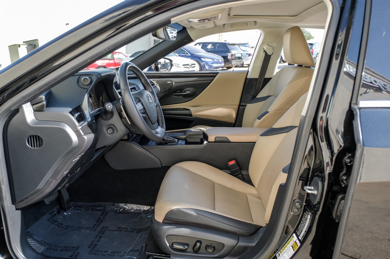 Lexus ES Vehicle Main Gallery Image 04