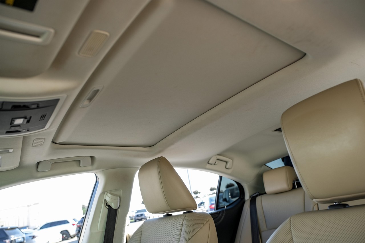 Lexus ES Vehicle Main Gallery Image 05