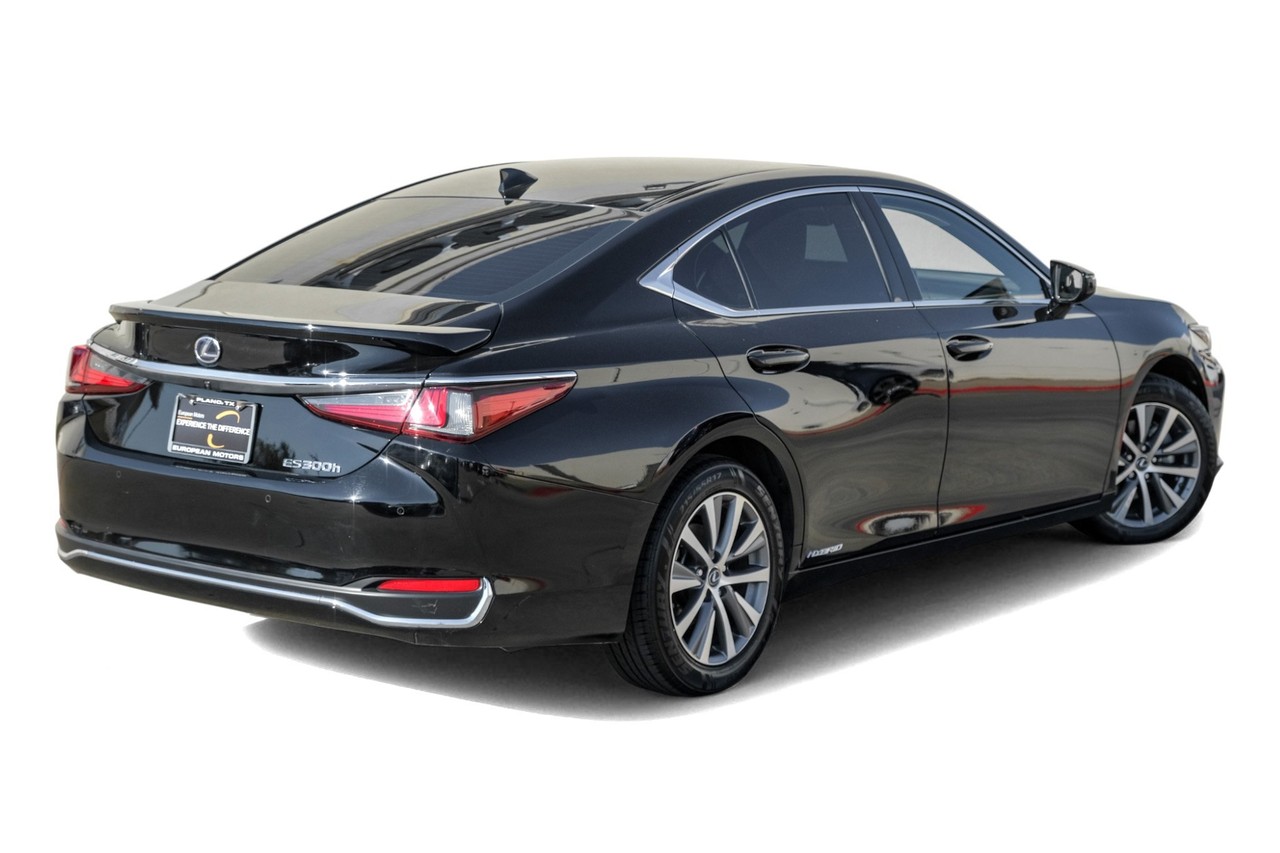 Lexus ES Vehicle Main Gallery Image 08