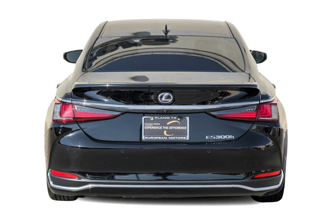 Lexus ES Vehicle Main Gallery Image 09