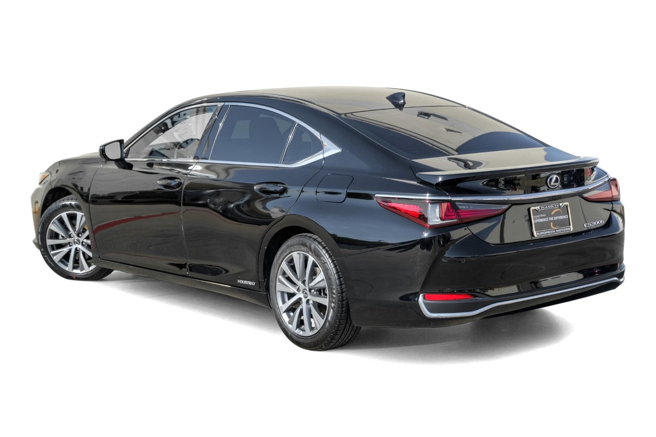 Lexus ES Vehicle Main Gallery Image 10