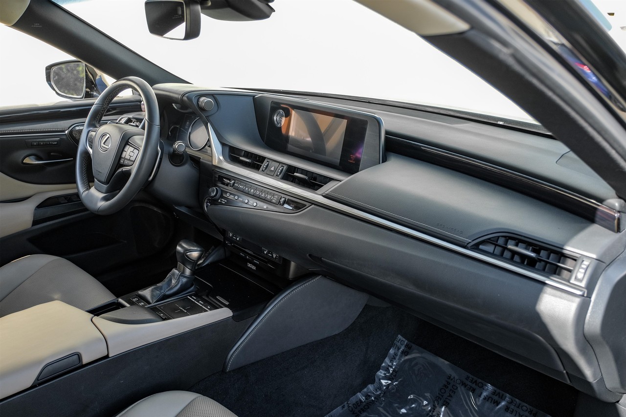 Lexus ES Vehicle Main Gallery Image 12