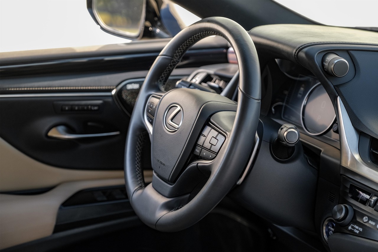 Lexus ES Vehicle Main Gallery Image 13