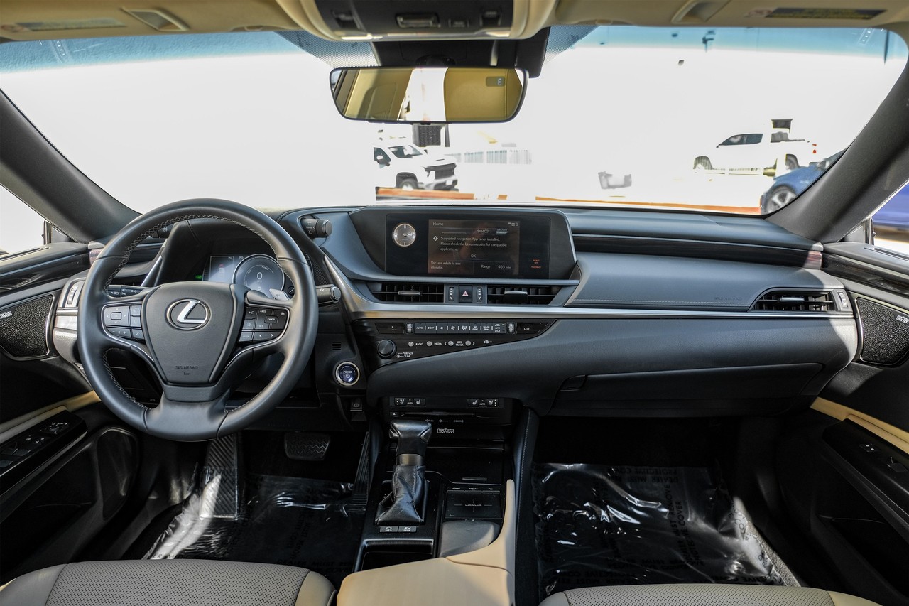Lexus ES Vehicle Main Gallery Image 14