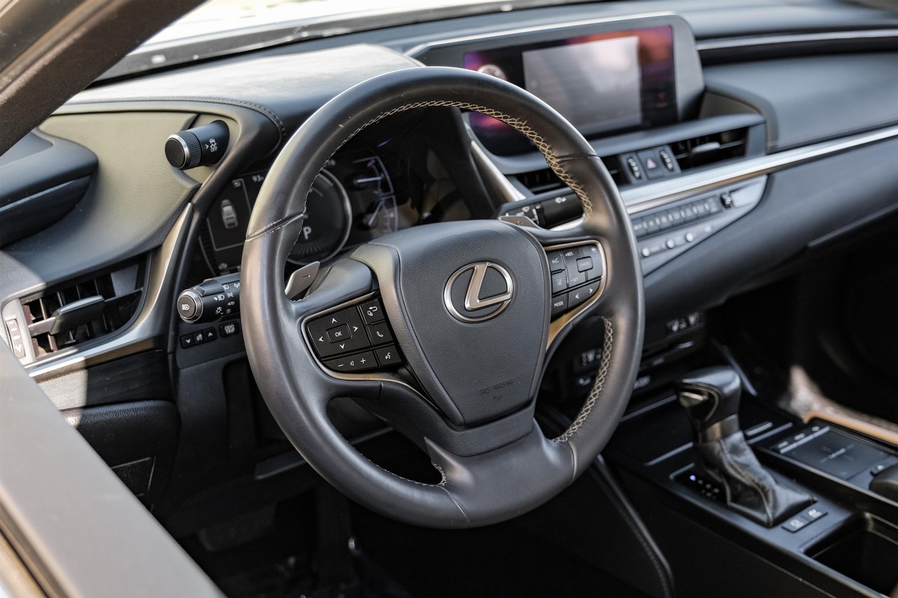 Lexus ES Vehicle Main Gallery Image 15