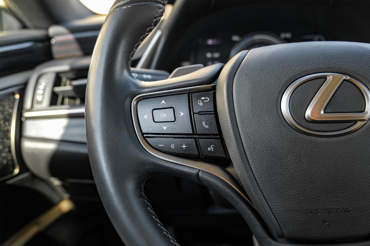 Lexus ES Vehicle Main Gallery Image 16