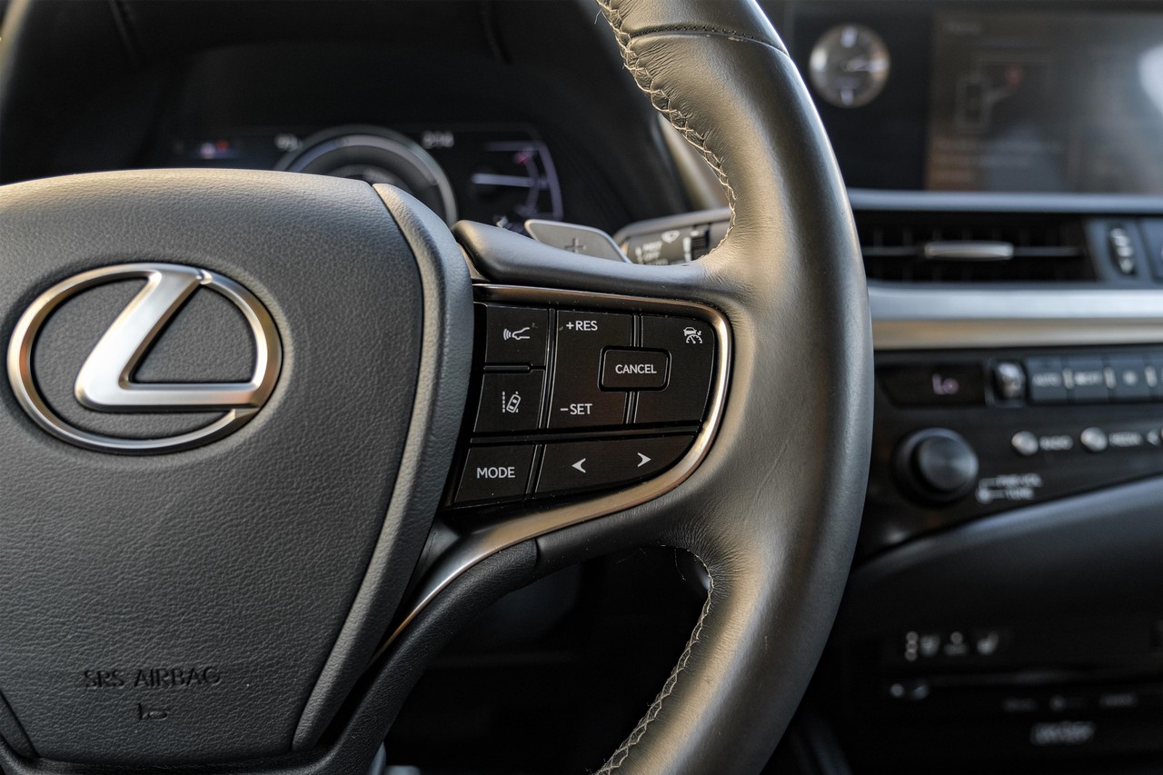 Lexus ES Vehicle Main Gallery Image 17