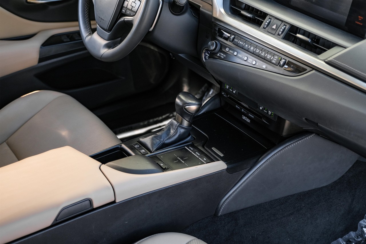 Lexus ES Vehicle Main Gallery Image 23