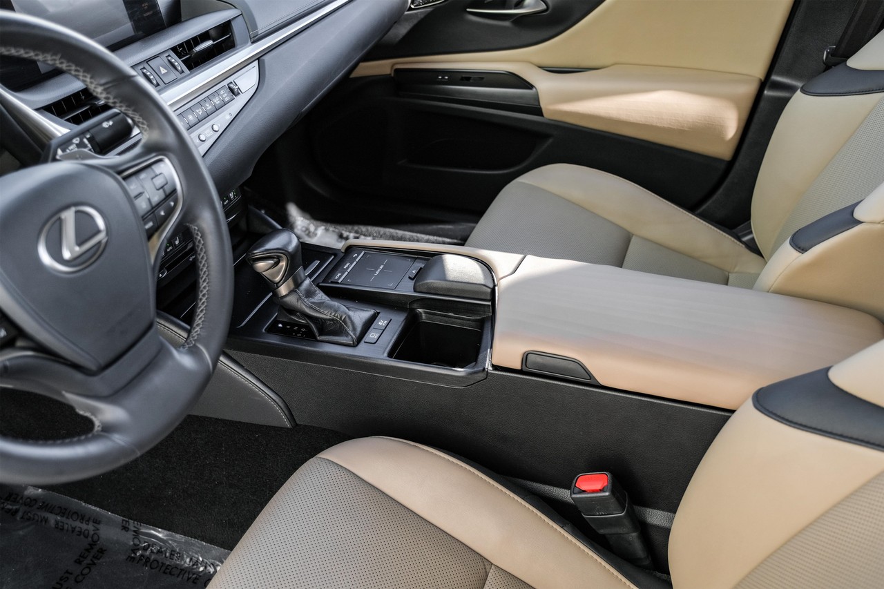 Lexus ES Vehicle Main Gallery Image 24