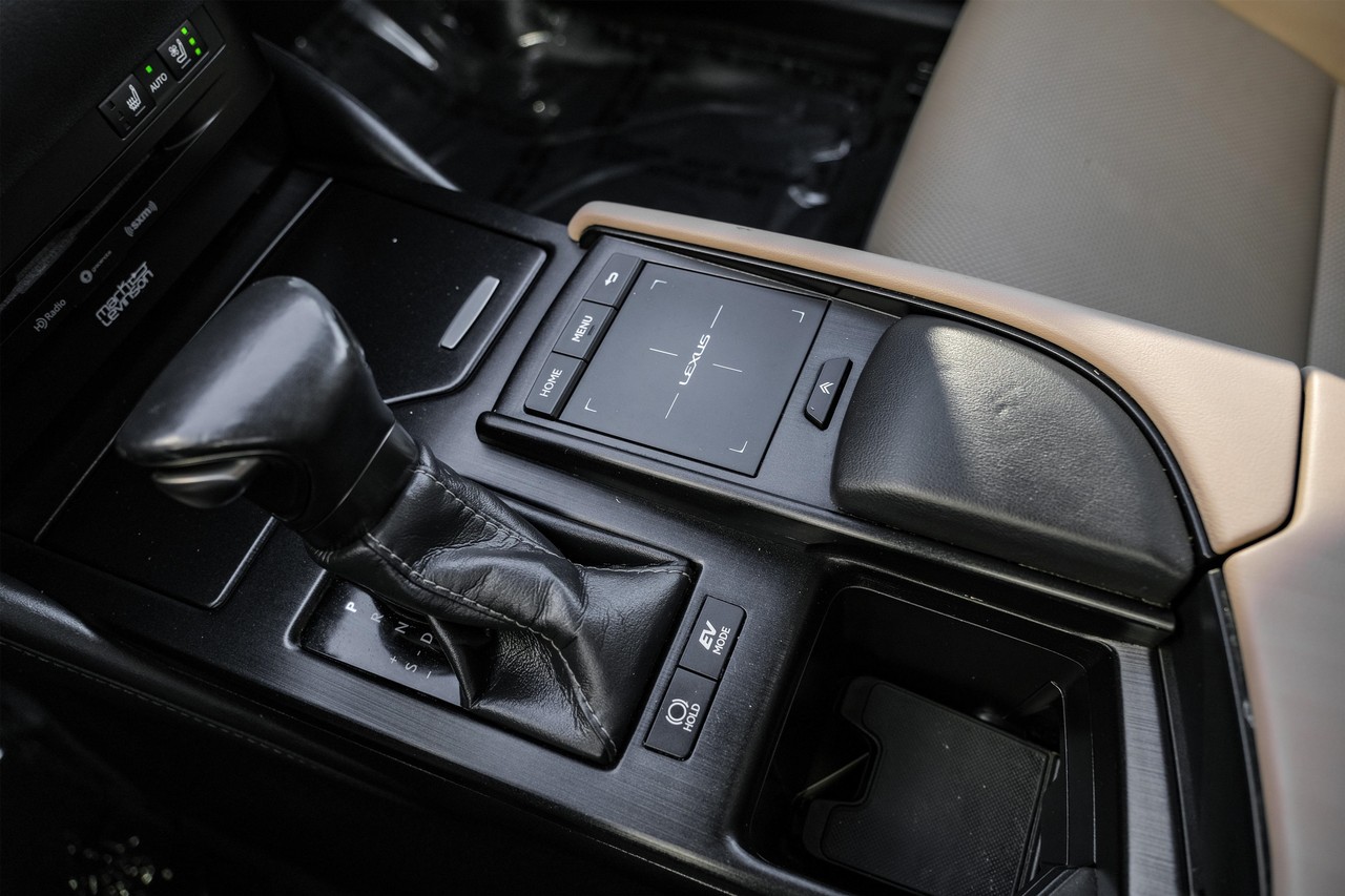Lexus ES Vehicle Main Gallery Image 25