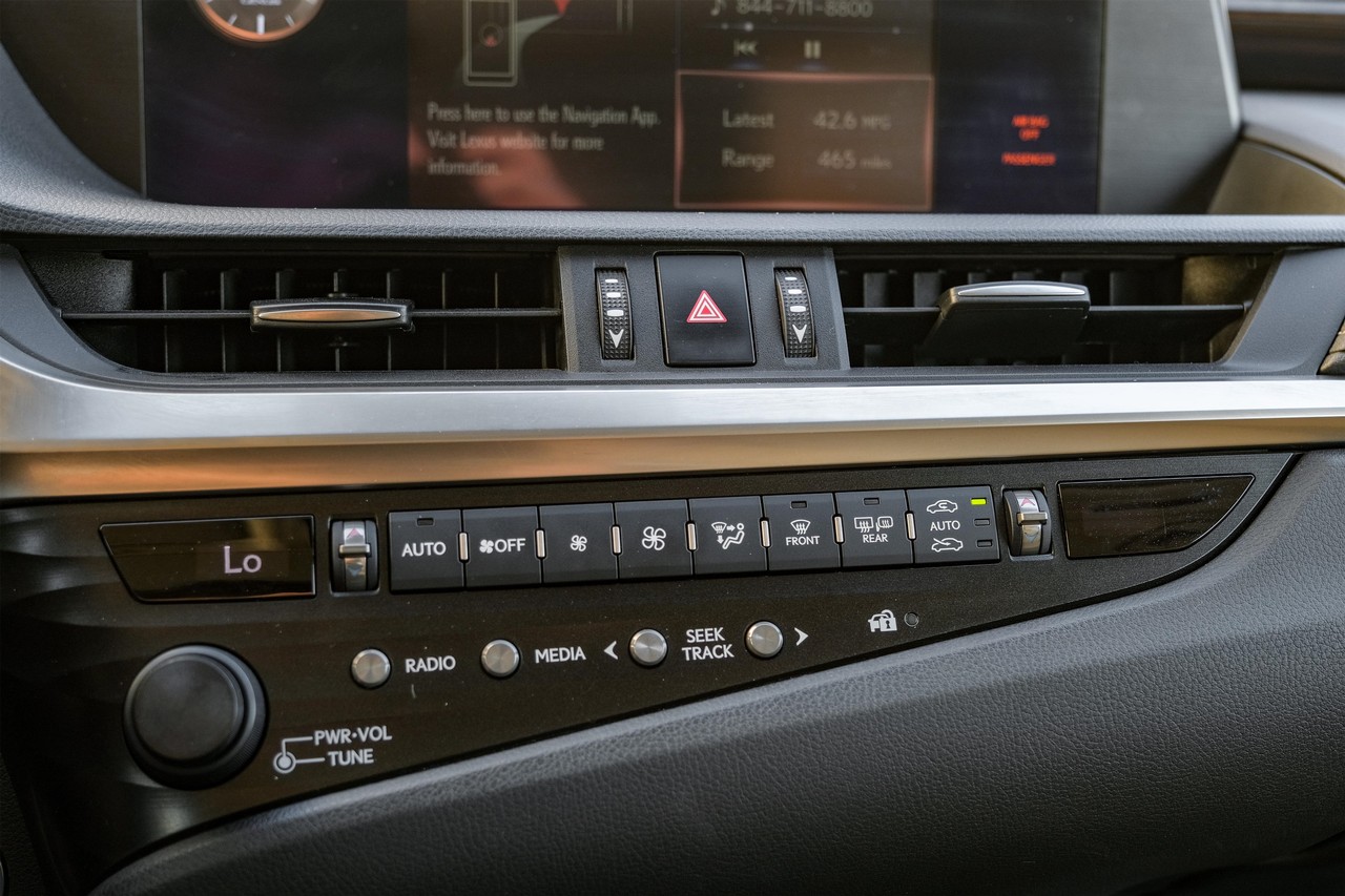 Lexus ES Vehicle Main Gallery Image 26