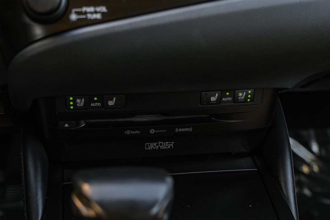 Lexus ES Vehicle Main Gallery Image 27