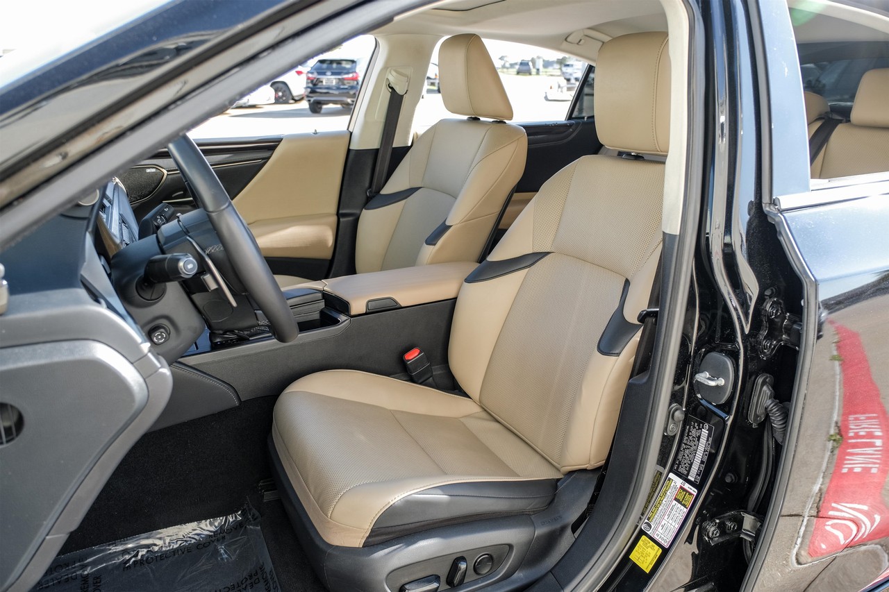 Lexus ES Vehicle Main Gallery Image 31