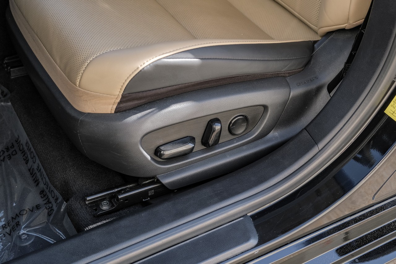 Lexus ES Vehicle Main Gallery Image 32