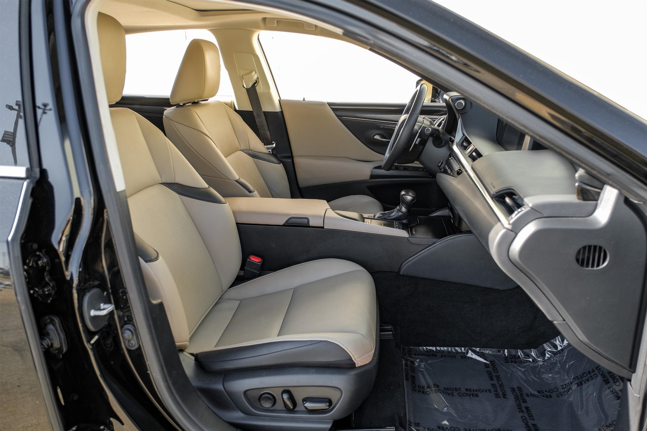 Lexus ES Vehicle Main Gallery Image 33