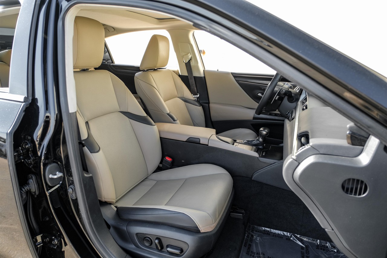 Lexus ES Vehicle Main Gallery Image 34