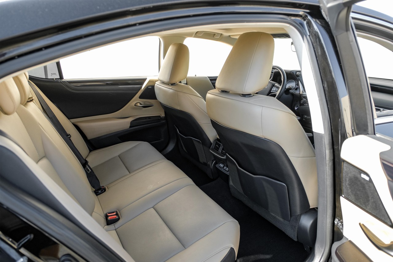Lexus ES Vehicle Main Gallery Image 35