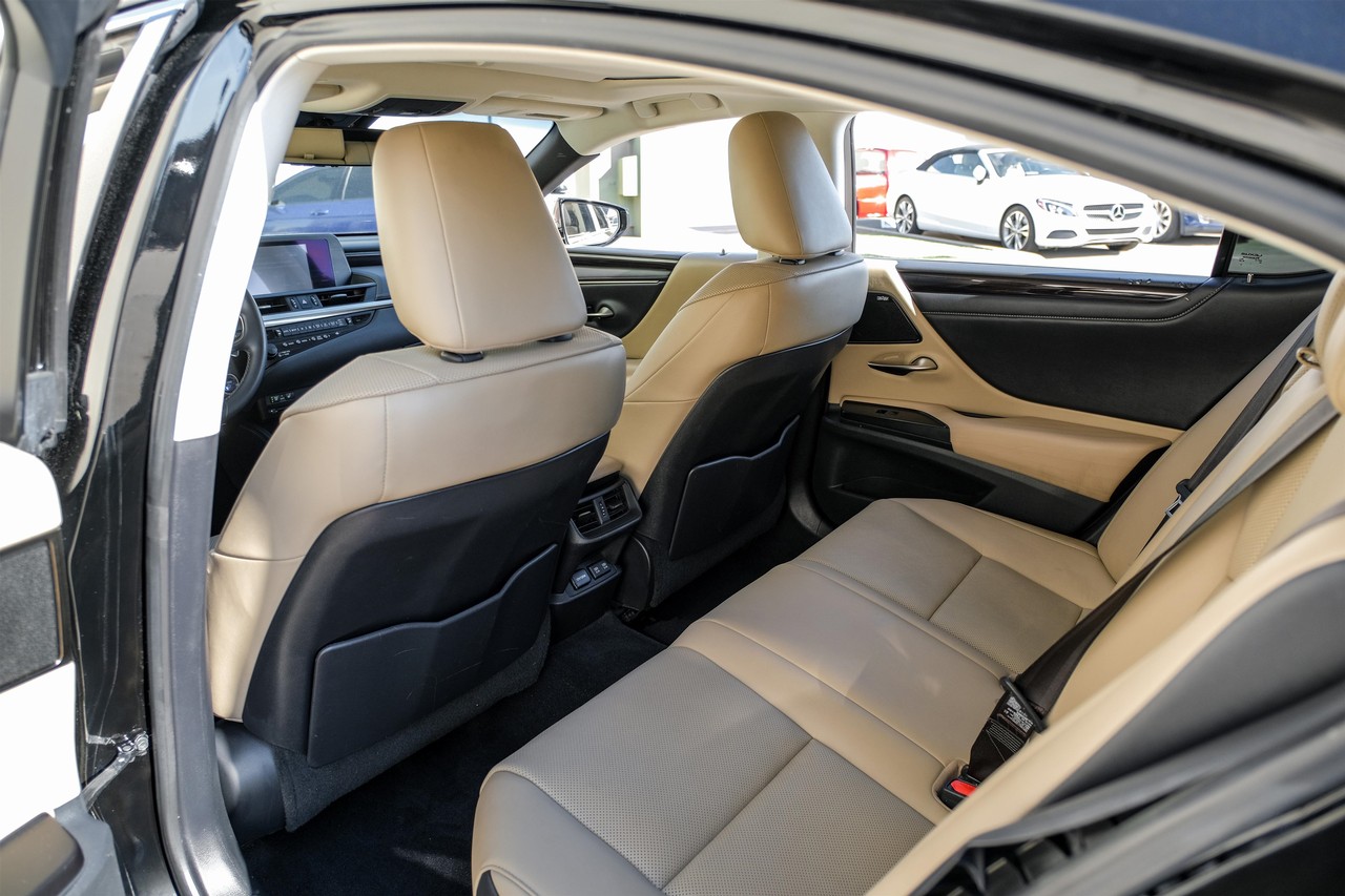 Lexus ES Vehicle Main Gallery Image 36