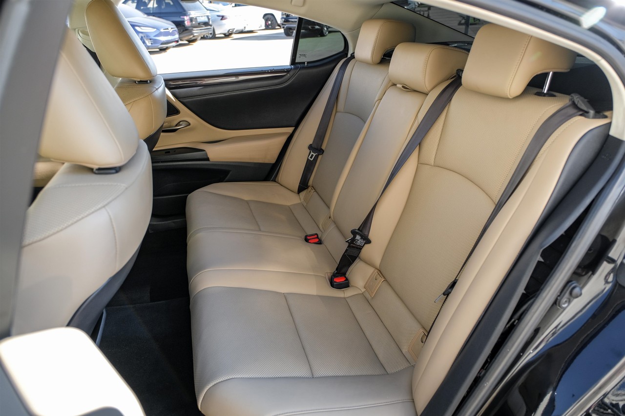 Lexus ES Vehicle Main Gallery Image 37