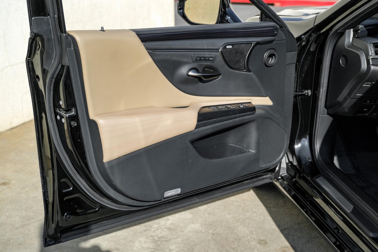 Lexus ES Vehicle Main Gallery Image 40