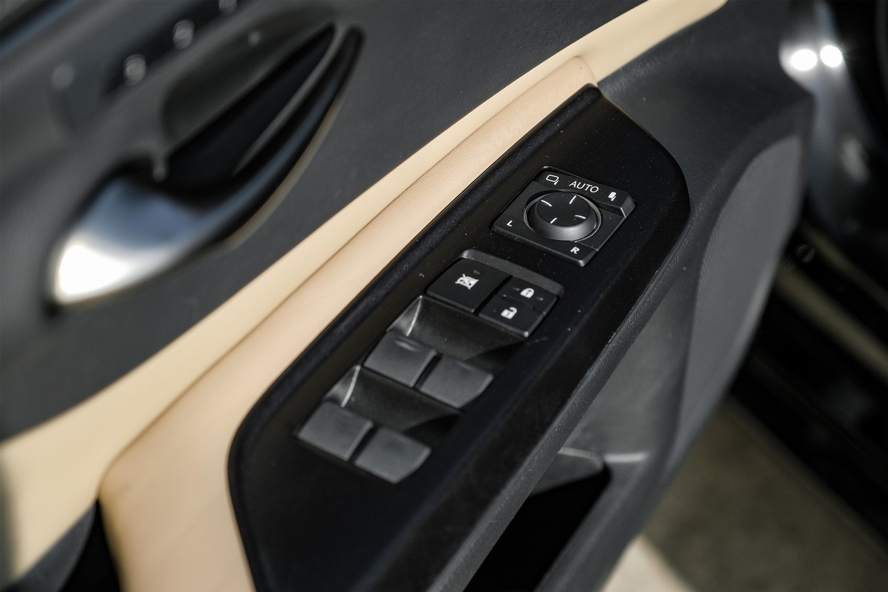 Lexus ES Vehicle Main Gallery Image 41