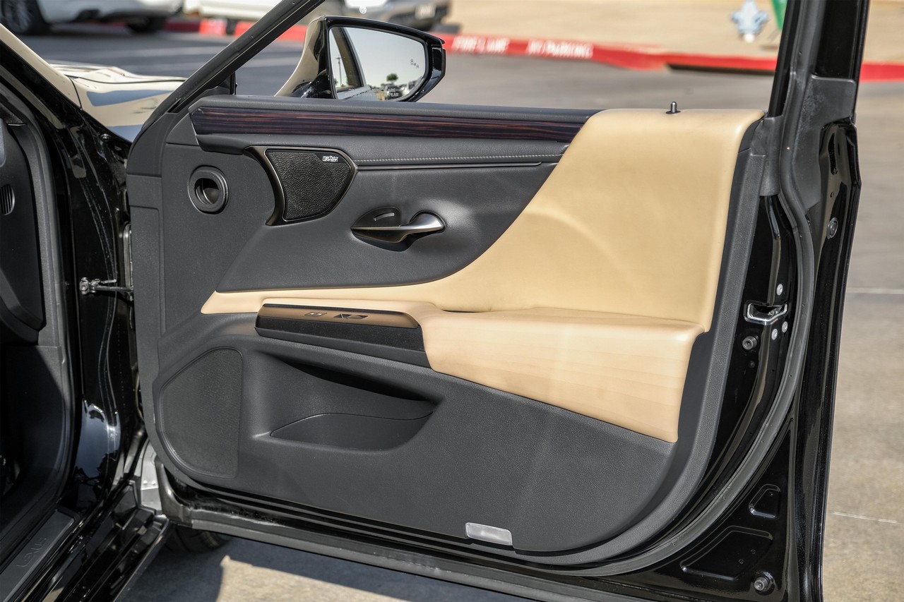 Lexus ES Vehicle Main Gallery Image 42