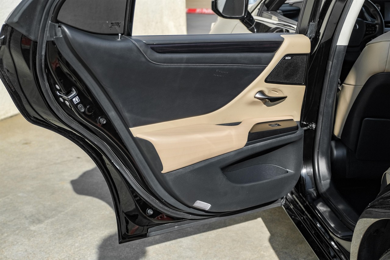 Lexus ES Vehicle Main Gallery Image 43
