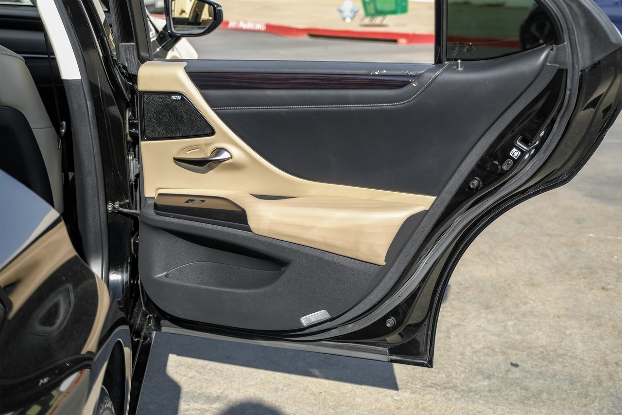 Lexus ES Vehicle Main Gallery Image 44