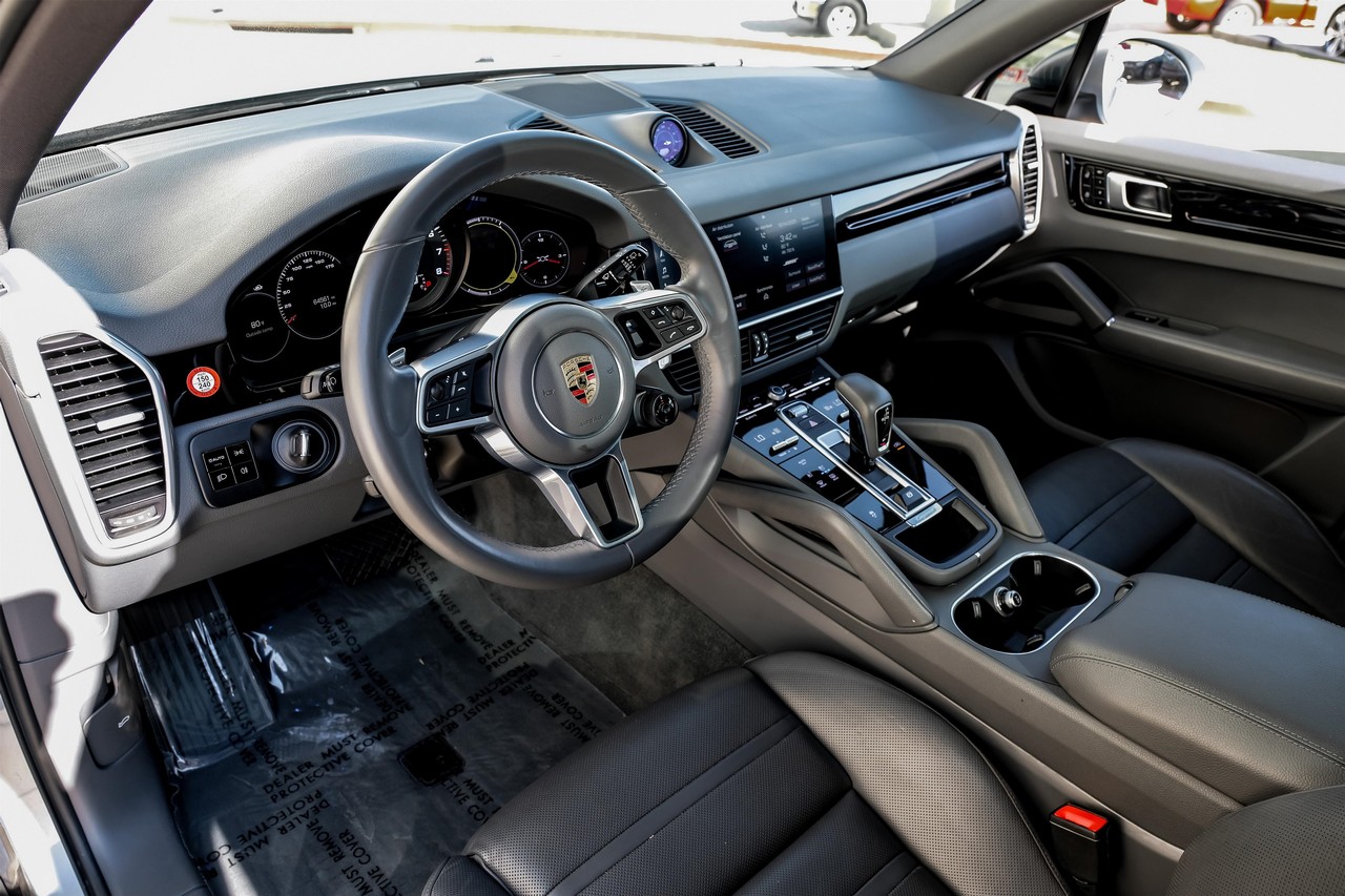 Porsche Cayenne Vehicle Main Gallery Image 03