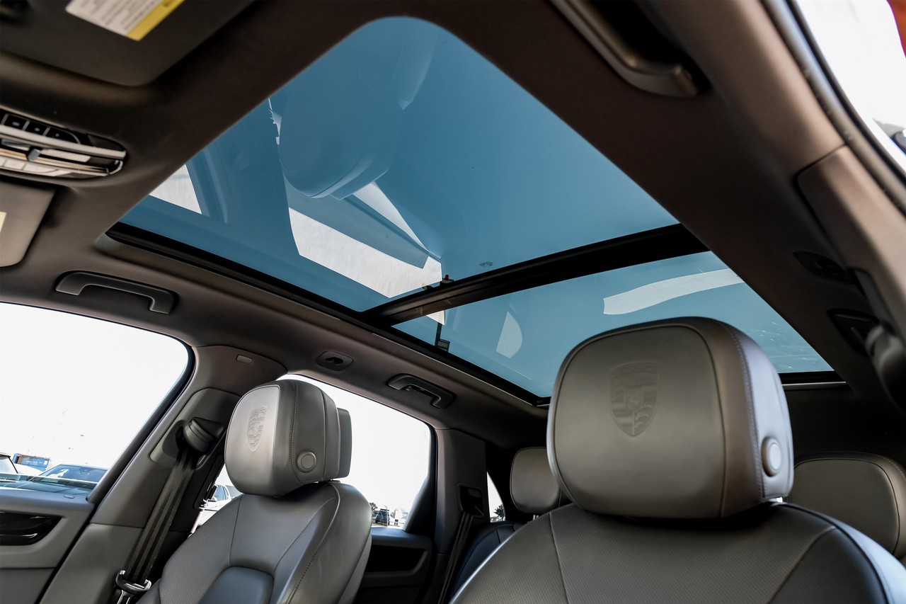 Porsche Cayenne Vehicle Main Gallery Image 05