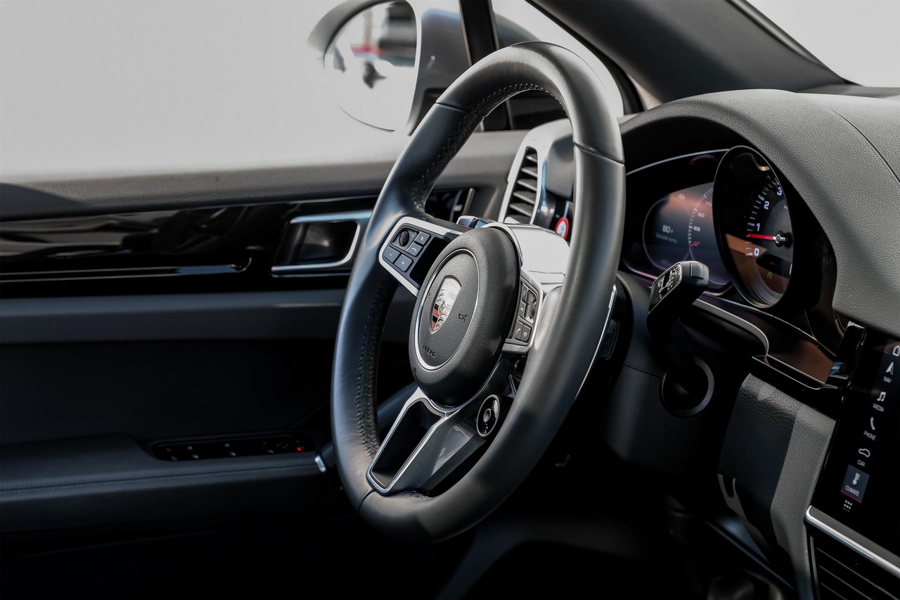 Porsche Cayenne Vehicle Main Gallery Image 17