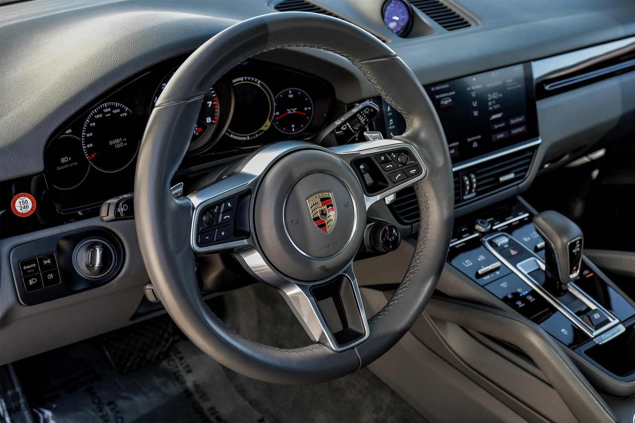 Porsche Cayenne Vehicle Main Gallery Image 18