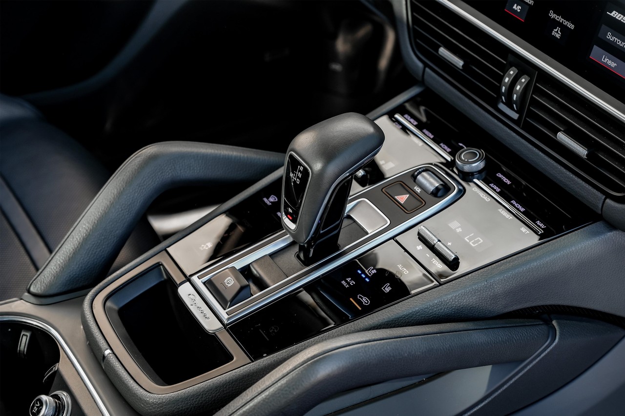 Porsche Cayenne Vehicle Main Gallery Image 26