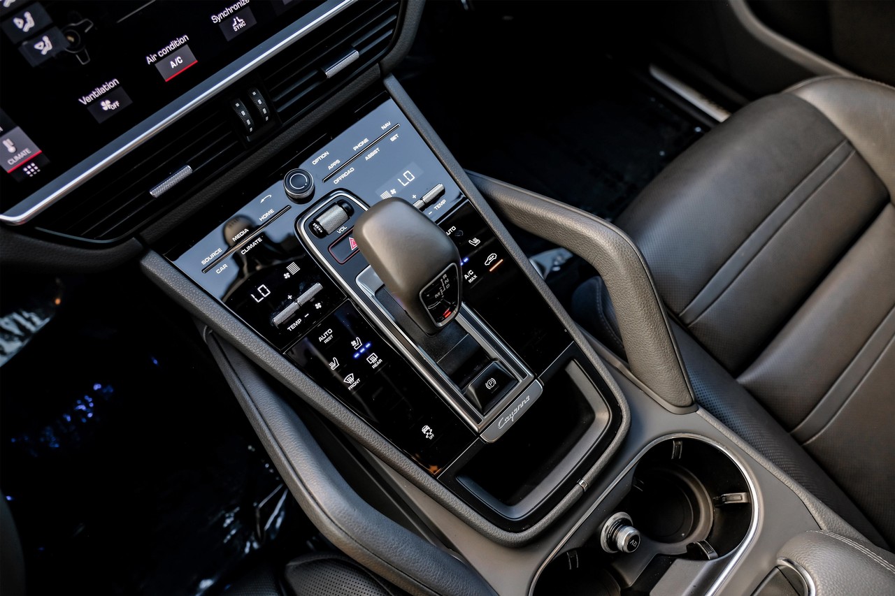 Porsche Cayenne Vehicle Main Gallery Image 27