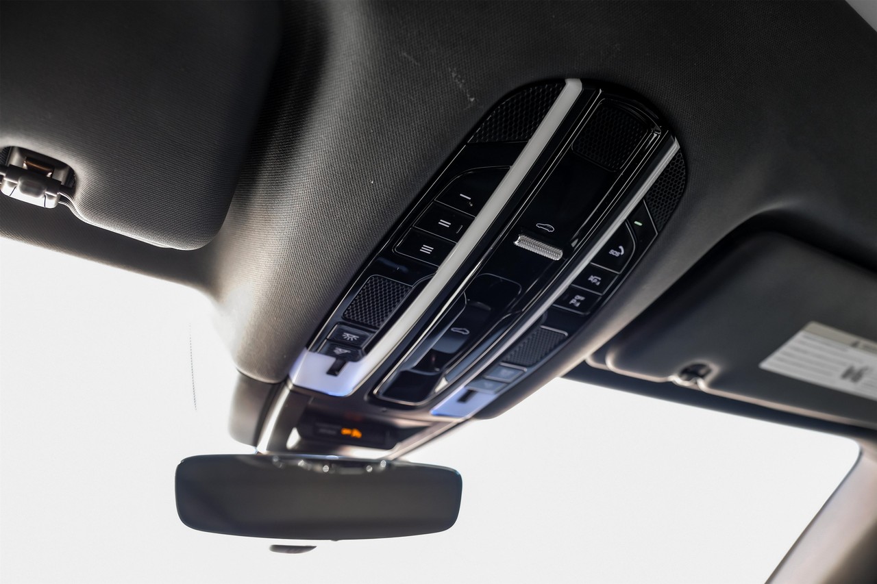 Porsche Cayenne Vehicle Main Gallery Image 31