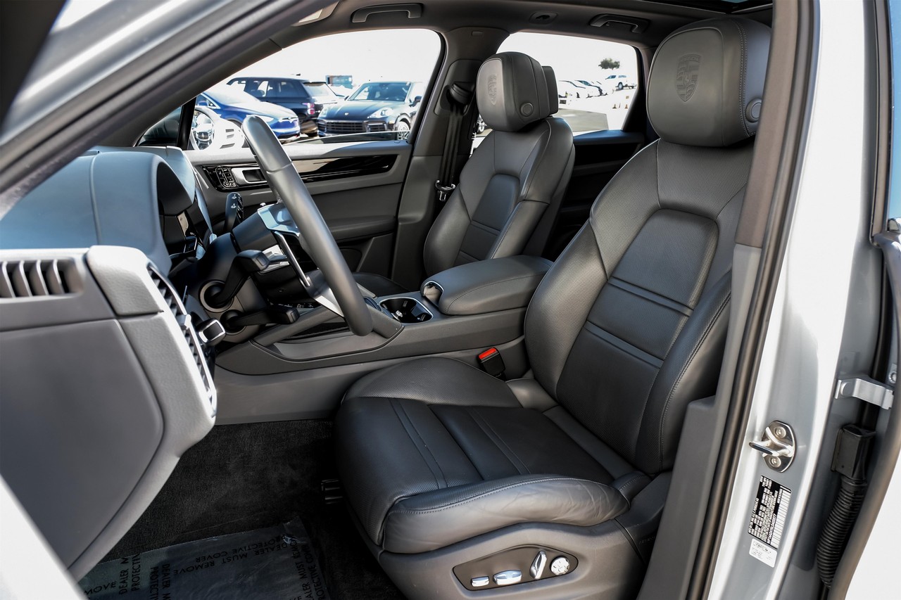 Porsche Cayenne Vehicle Main Gallery Image 32