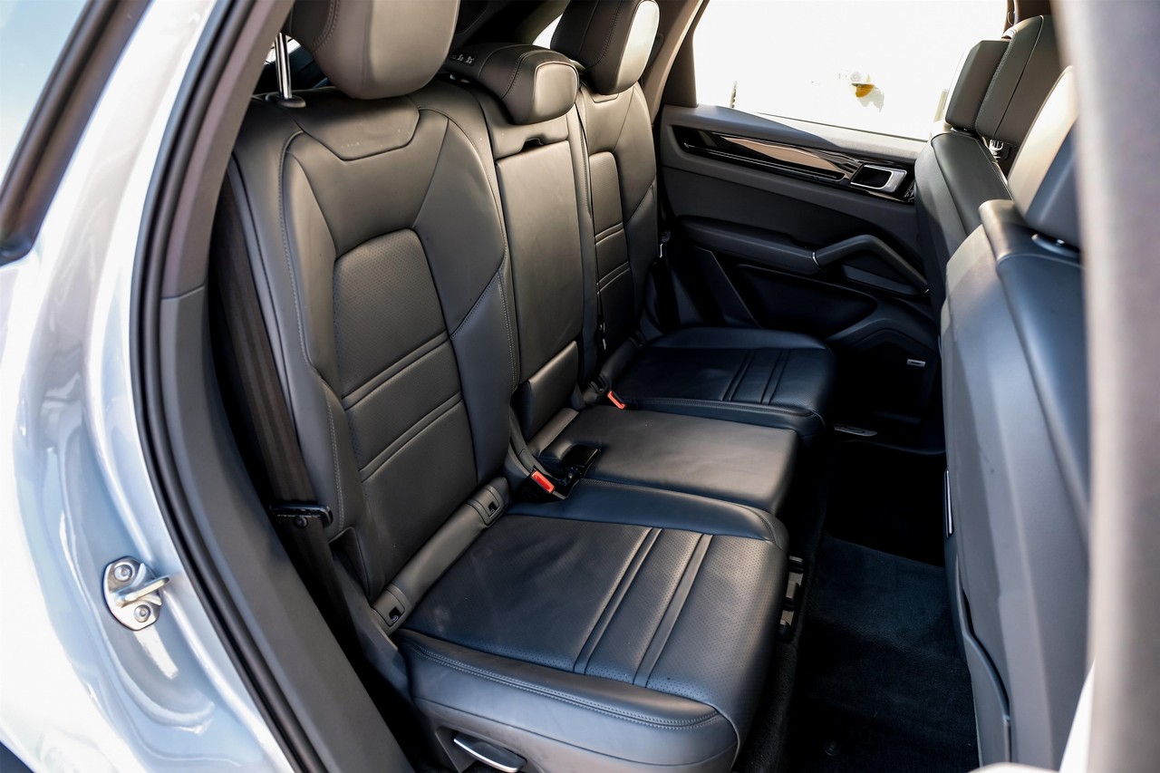 Porsche Cayenne Vehicle Main Gallery Image 35