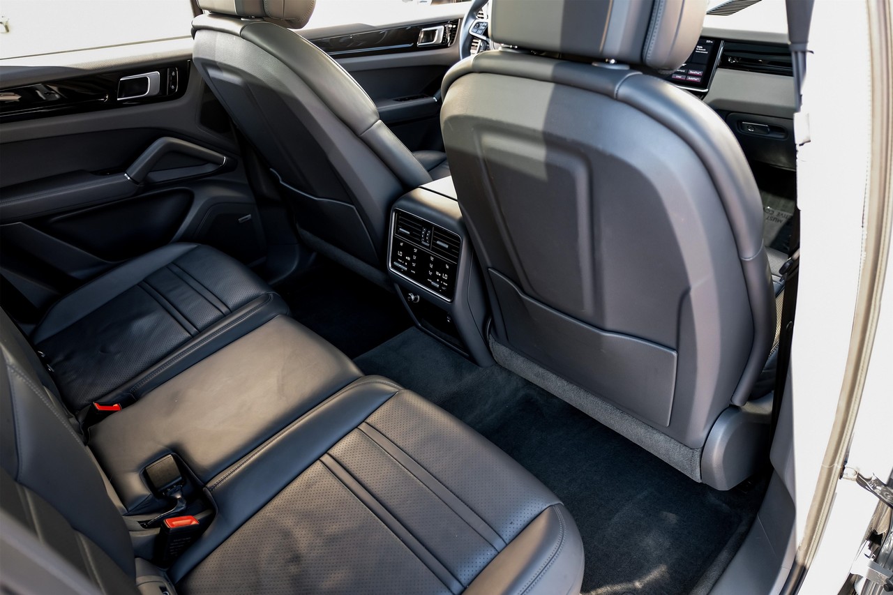 Porsche Cayenne Vehicle Main Gallery Image 36