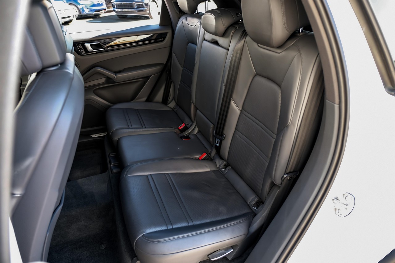 Porsche Cayenne Vehicle Main Gallery Image 38