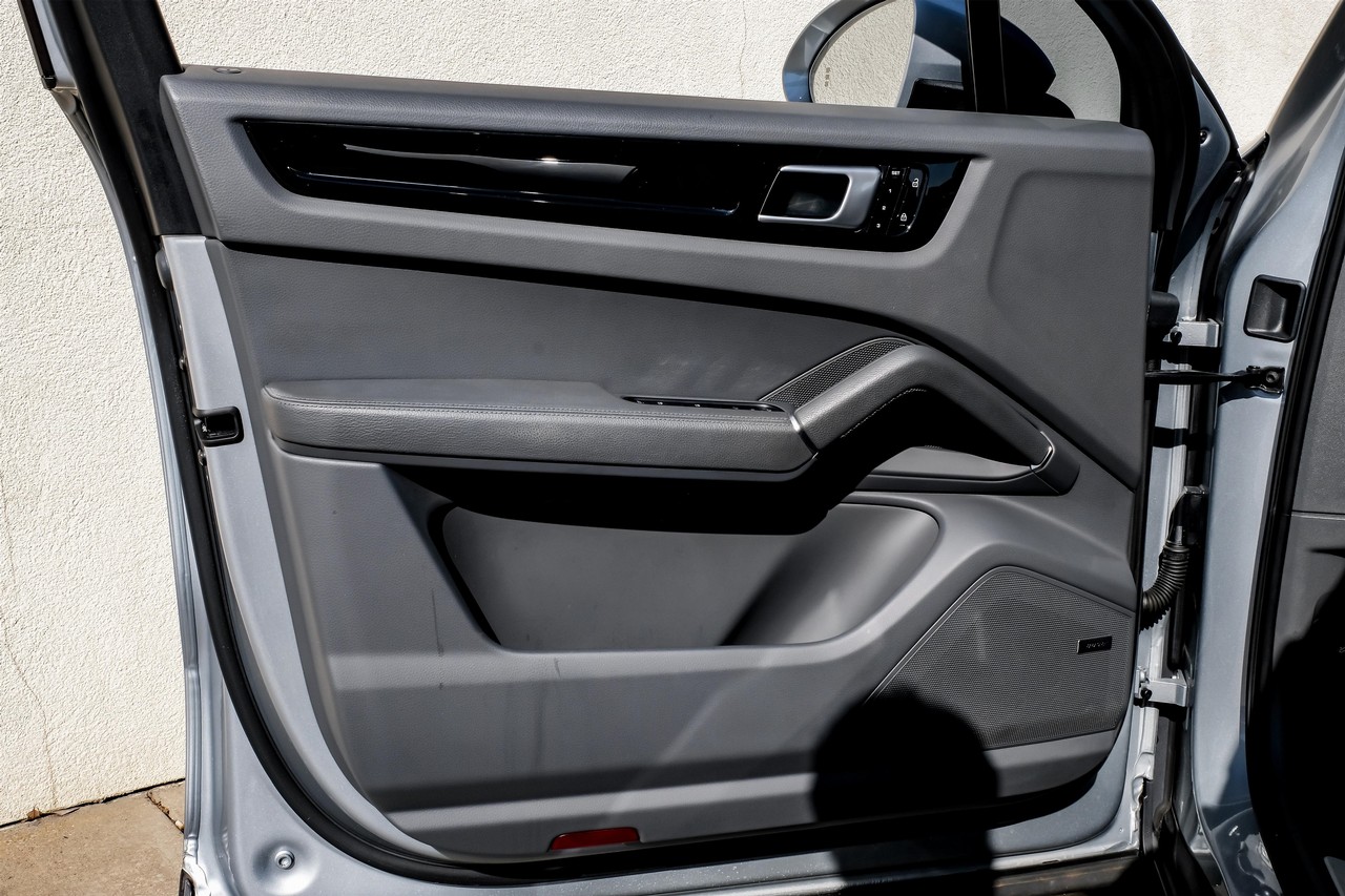Porsche Cayenne Vehicle Main Gallery Image 41