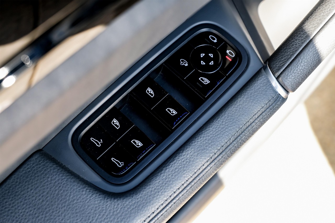 Porsche Cayenne Vehicle Main Gallery Image 42