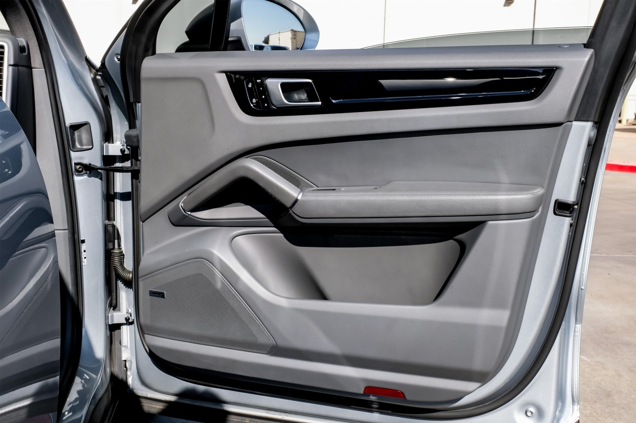 Porsche Cayenne Vehicle Main Gallery Image 43