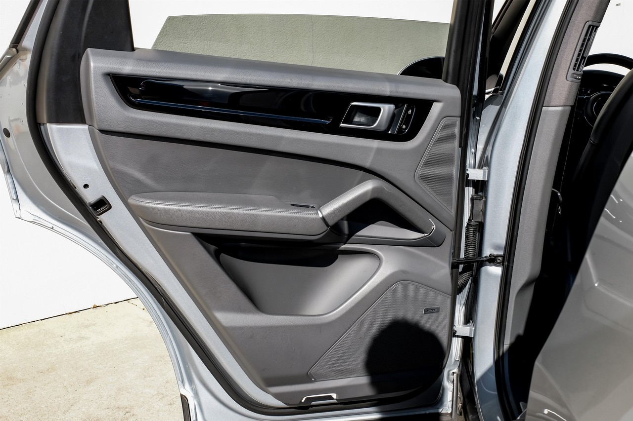 Porsche Cayenne Vehicle Main Gallery Image 44