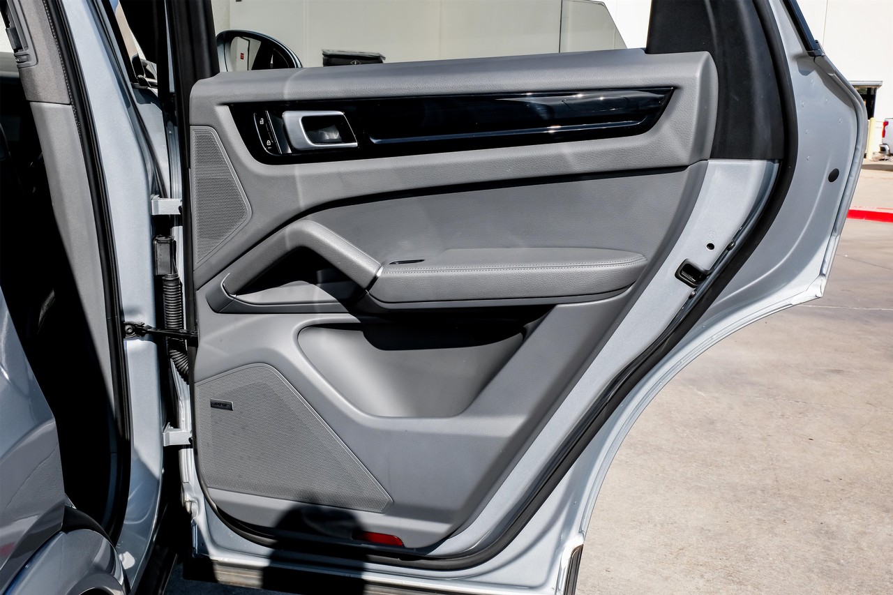 Porsche Cayenne Vehicle Main Gallery Image 45