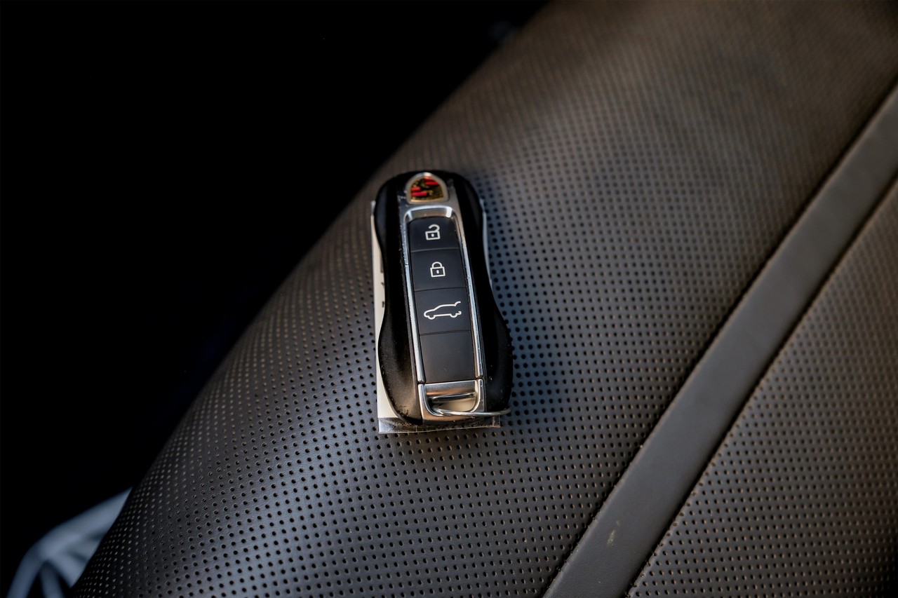 Porsche Cayenne Vehicle Main Gallery Image 54