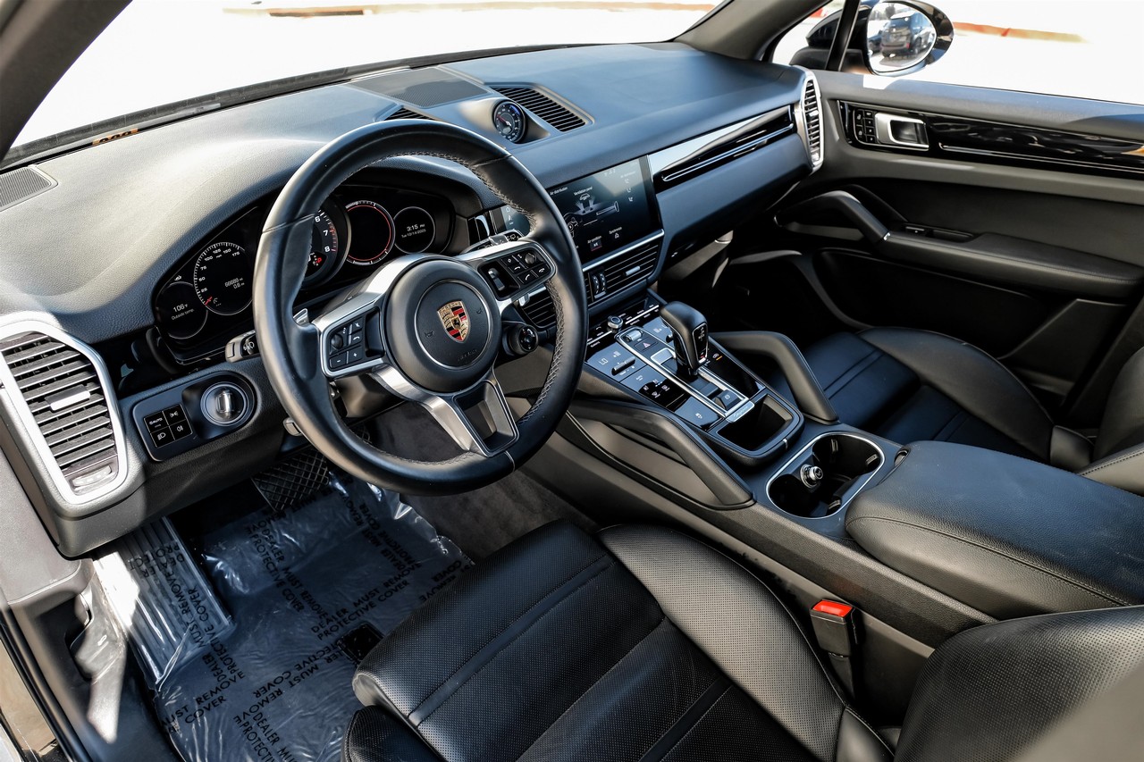 Porsche Cayenne Vehicle Main Gallery Image 03