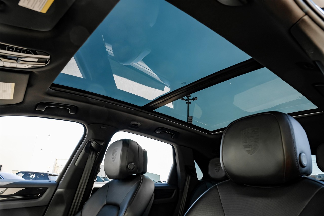 Porsche Cayenne Vehicle Main Gallery Image 05