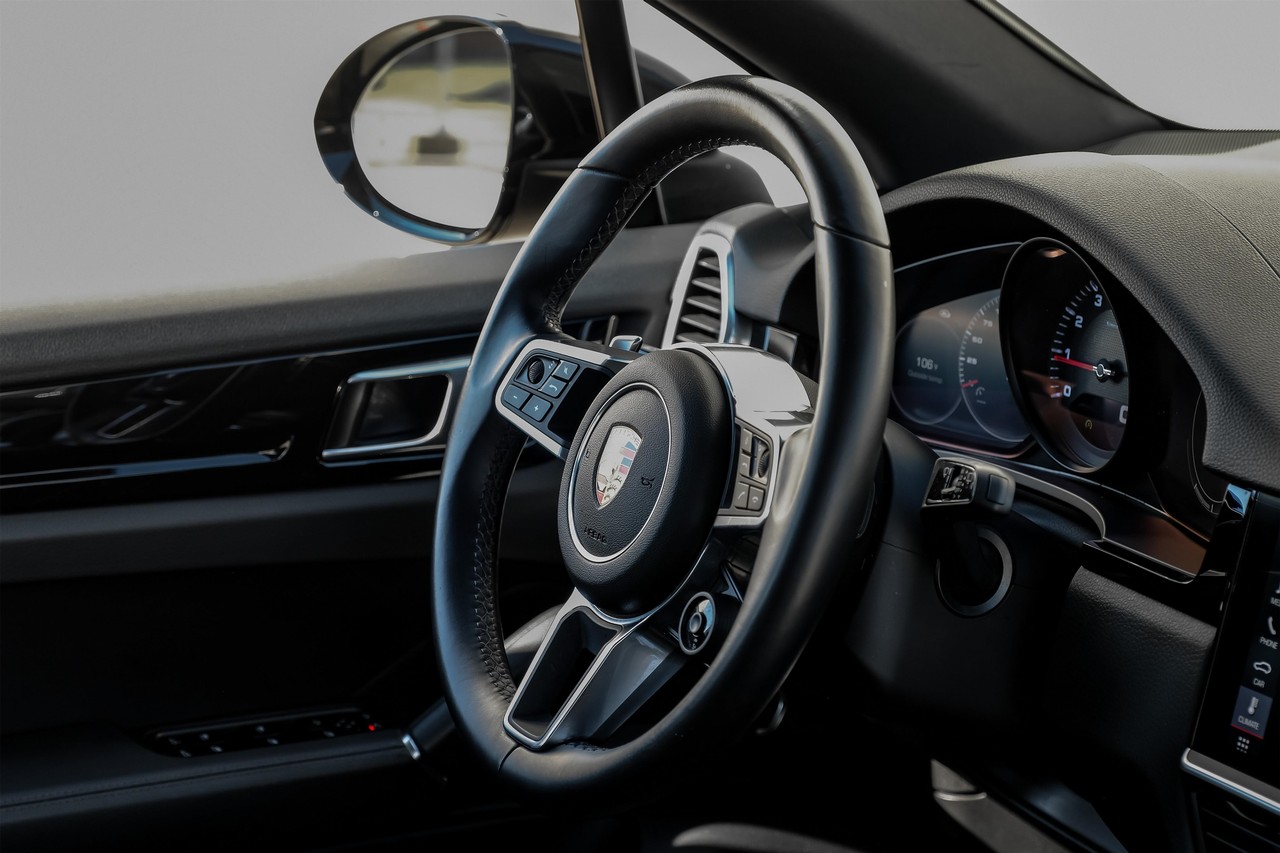 Porsche Cayenne Vehicle Main Gallery Image 17
